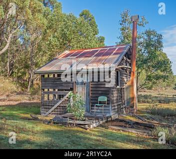 Una vecchia cabina operaia di segheria situata vicino al Donnelly River Village nell'Australia Occidentale. Foto Stock