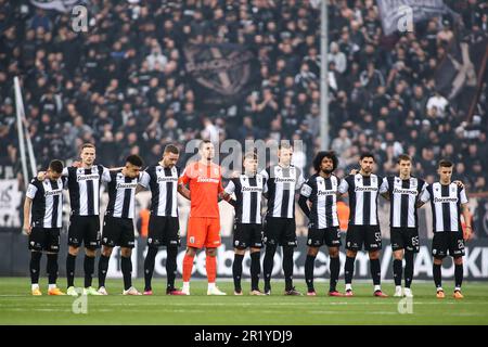 Salonicco, Grecia. 14th maggio, 2023. I giocatori di PAOK sono in piedi per un momento di silenzio prima di una partita di calcio della Superleague Playoff tra il PAOK FC e l'Olympiacos FC. (Credit Image: © Giannis Papanikos/ZUMA Press Wire) SOLO PER USO EDITORIALE! Non per USO commerciale! Foto Stock