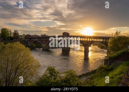 Ponte Coperto (ponte coperto) sul fiume Ticino a Pavia al tramonto, Lombardia, italia. Foto Stock