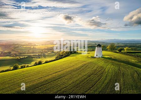 Mulino a vento Devon su campi e fattorie di un drone, Torquay, Devon, Inghilterra Foto Stock