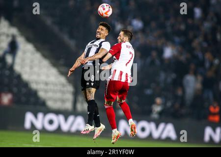 14 maggio 2023, Salonicco, Grecia: Douglas Augusto (sinistra) e Kostas Fortounis (destra) di Olympiacos saltano per un titolo durante una partita di calcio di Superleague Playoff tra PAOK FC e Olympiacos FC. (Credit Image: © Giannis Papanikos/ZUMA Press Wire) SOLO PER USO EDITORIALE! Non per USO commerciale! Foto Stock