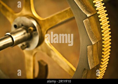 Meccanismo d'oro, la precisione di un orologio con gli ingranaggi di lavoro  Foto stock - Alamy