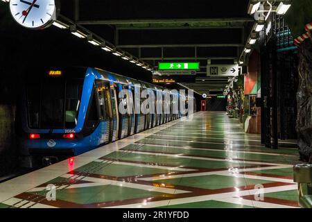 STOCCOLMA, SVEZIA - 27 GIUGNO 2016: Si trova all'interno della stazione della metropolitana di Kungstradgarden. Foto Stock