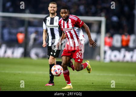 Salonicco, Grecia. 14th maggio, 2023. Il giocatore di Olympiacos Cedric Bakambu (a destra) in azione durante una partita di calcio di Superleague Playoff tra il PAOK FC e l'Olympiacos FC. (Credit Image: © Giannis Papanikos/ZUMA Press Wire) SOLO PER USO EDITORIALE! Non per USO commerciale! Foto Stock