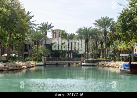 Madinat Jumeirah a Dubai è un'interpretazione moderna di un villaggio arabo tradizionale con hotel di lusso, souk, ristoranti e corsi d'acqua con palme Foto Stock