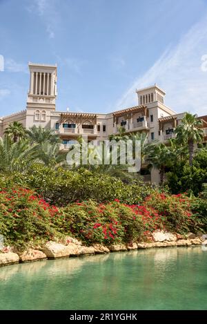 Madinat Jumeirah a Dubai è un'interpretazione moderna di un villaggio arabo tradizionale con hotel di lusso, souk, ristoranti e corsi d'acqua con palme Foto Stock