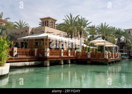 Madinat Jumeirah a Dubai è un'interpretazione moderna di un villaggio arabo tradizionale con hotel di lusso, souk, ristoranti e corsi d'acqua con palme Foto Stock