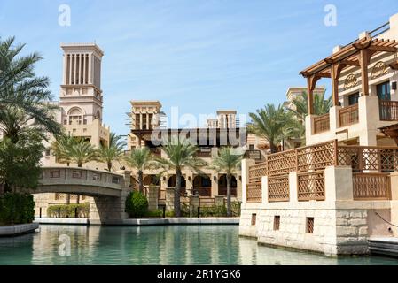 Madinat Jumeirah a Dubai è un'interpretazione moderna di un villaggio arabo tradizionale con hotel di lusso, souk, ristoranti e corsi d'acqua con palme Foto Stock