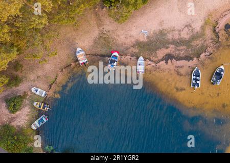 Veduta aerea delle barche da pesca tirate a riva al Lago Fyans nel Victoria Occidentale, Australia Foto Stock