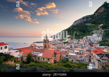 Amalfi, Italia. Immagine del paesaggio urbano della famosa città costiera di Amalfi, situata sulla Costiera Amalfitana, Italia al tramonto. Foto Stock