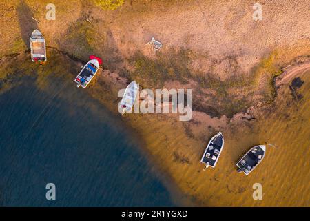 Veduta aerea delle barche da pesca tirate a riva al Lago Fyans nel Victoria Occidentale, Australia Foto Stock