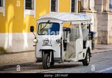 Divertenti tour in tuk tuk a Lisbona, Portogallo Foto Stock