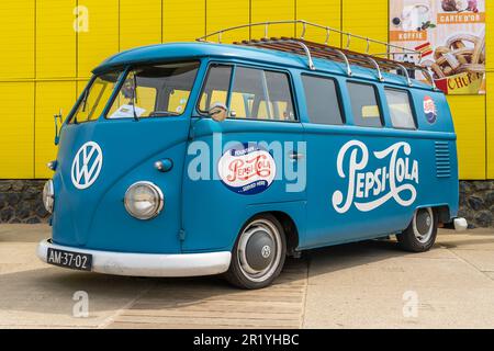 Scheveningen, Paesi Bassi, 14.05.2023, Vintage Volkswagen 23 kombi bus dal 1962 con il logo Pepsi Cola al salone delle auto classiche con raffreddamento ad aria Foto Stock