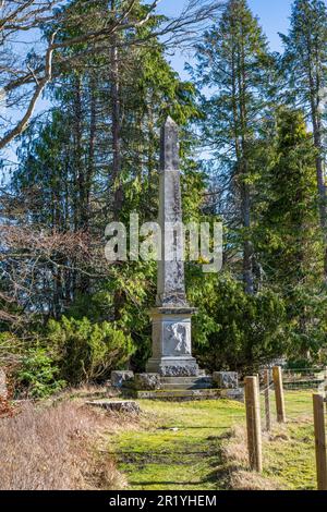 Obelisco eretto dagli inquilini e dai servi in memoria della regina Vittoria sulla tenuta di Balmoral sul Deeside reale nell'Aberdeenshire, Scozia, Regno Unito Foto Stock