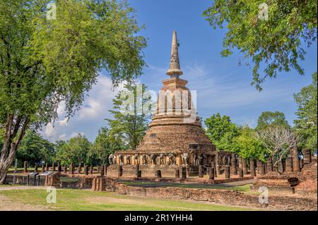 Wat Chang Lom è un complesso di templi buddisti (wat) situato nel parco storico di Sukhothai, nella provincia di Sukhothai, nella regione settentrionale della Thailandia Foto Stock