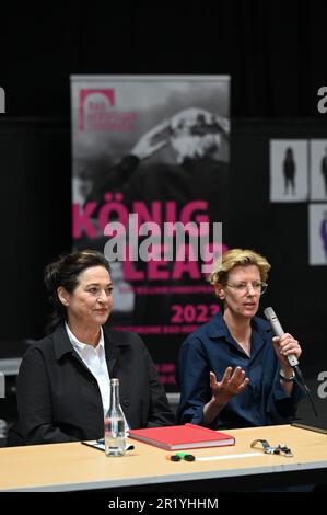 Bad Hersfeld, Germania. 16th maggio, 2023. La regista Tina Lanik (r), insieme all'attrice Charlotte Schwab, presenta la rappresentazione di apertura "King Lear" all'inizio delle prove. Il dramma di Shakespeare sarà presentato in anteprima al 72nd Bad Hersfeld Festival il 30 giugno 2023. Credit: Uwe Zucchi/dpa/Alamy Live News Foto Stock