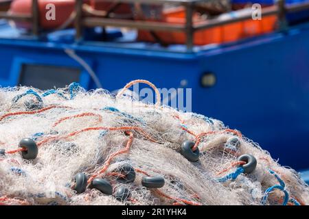 Miscela di colorate reti da pesca, galleggianti e corde con sfondo isolato barca da traino. Fondo materiale del pescatore. Area open space. Foto Stock