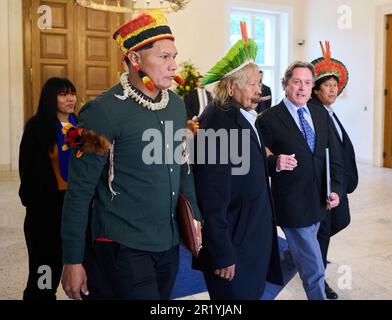 Berlino, Germania. 16th maggio, 2023. Watatakalu Yawalapiti (l), co-fondatore dell'organizzazione femminile indigena Anmiga e Atix-Woman, la Cacique TAPI (2nd da l-r), co-fondatore dell'organizzazione della foresta pluviale AFV, leader tribale Raoni Metuktire, rappresentante delle preoccupazioni delle popolazioni indigene in Amazzonia e della protezione della foresta pluviale, Jean-Pierre Dutilleux, attivista, Autore e co-fondatore AFV e Bemoro Metuktire, membro AFV venire a Bellevue Palace. Il Presidente Federale invita il Capo Metuktire a parlare. Credit: Annette Riedl/dpa/Alamy Live News Foto Stock