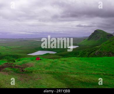 Quiraing, Scozia, Isola di Skye, Lago di Loch Hasco e Lago di Loch Fada vista, Portree, Regno Unito, Europa, montagne Foto Stock
