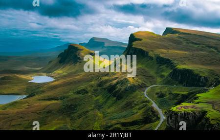 Quiraing, Scozia, Isola di Skye, Lago di Loch Hasco e Lago di Loch Fada vista, Portree, Regno Unito, Europa, montagne Foto Stock