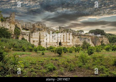 Orecchio del Dioniso e Grotta del Ninfeo (Grotta del Ninfeo) grotta artificiale sul teatro greco romano di Siracusa, Italia Foto Stock