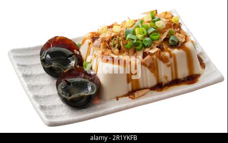 Delizioso tofu freddo e uova del secolo con salsa di soia e farine di bonito in Taiwan. Foto Stock