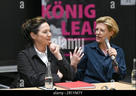 Bad Hersfeld, Germania. 16th maggio, 2023. La regista Tina Lanik (r), insieme all'attrice Charlotte Schwab, presenta la rappresentazione di apertura "King Lear" all'inizio delle prove. Il dramma di Shakespeare sarà presentato in anteprima al 72nd Bad Hersfeld Festival il 30 giugno 2023. Credit: Uwe Zucchi/dpa/Alamy Live News Foto Stock