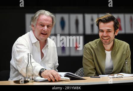 Bad Hersfeld, Germania. 16th maggio, 2023. I due attori Max Herbrechter (l) e Philipp Brehl durante la prova di lettura per il gioco di apertura 'King Lear. Il dramma di Shakespeare sarà presentato in anteprima al 72nd Bad Hersfeld Festival il 30 giugno 2023. Credit: Uwe Zucchi/dpa/Alamy Live News Foto Stock