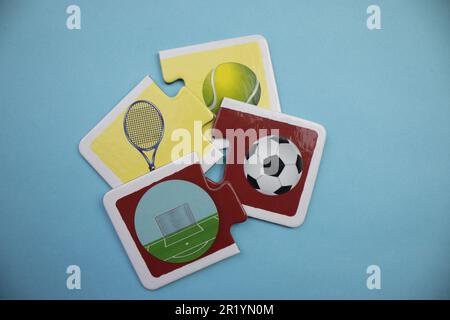 Informazioni puzzle posti su uno sfondo blu. Tennis, calcio. Foto Stock