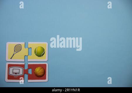 Informazioni puzzle posti sul bordo dello sfondo blu. Tennis, pallacanestro. Foto Stock