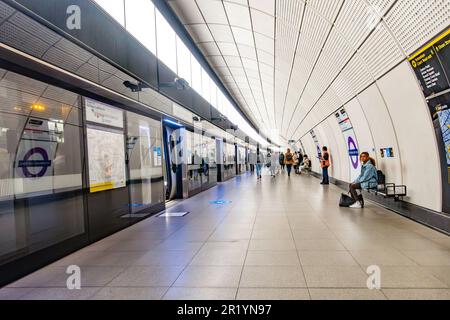 Una vista lungo il binario alla stazione della metropolitana di Tottenham Court Road sulla linea Elizabeth Foto Stock