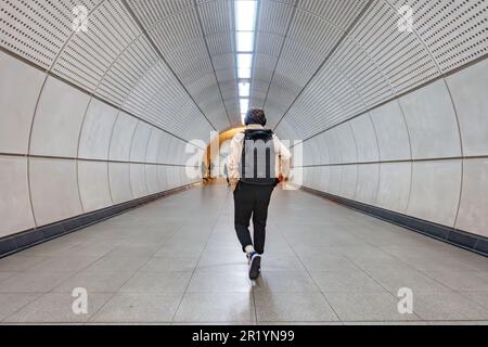 Una vista lungo un tunnel alla stazione della metropolitana di Tottenham Court Road a Londra, Regno Unito Foto Stock