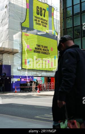Londra, Regno Unito. 16 maggio 2023. Nel centro di Londra è stata eretta una gigantesca opera d'arte composta da 687 giubbotti ad alta visibilità, per commemorare il numero medio di commercianti che ogni anno perdono la vita per suicidio. Il murale alto 12 metri appena fuori Charing Cross Road, nel cuore del West End di Londra, è stato creato per celebrare la Mental Health Awareness Week, iniziata lunedì 15 maggio. Il West End mostra, recando le parole “tempo di dare maggiore visibilità alla salute mentale”. È stato svelato da IronmongeryDirect ed ElectricalDirect. Credit: Waldemar Sikora/Alamy Live News Foto Stock