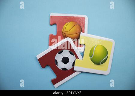 Informazioni puzzle posti su uno sfondo blu. Palle sportive. Foto Stock