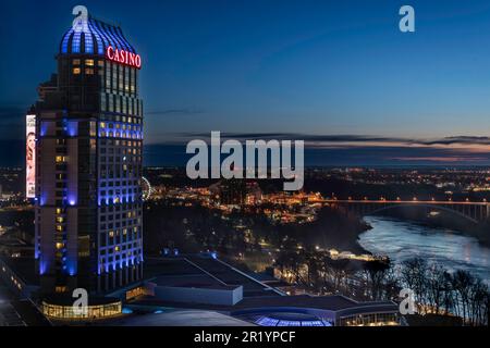 Fallsview Casino Resort si affaccia sulle cascate di Niagara Falls, Ontario Foto Stock