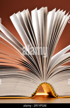 Composizione con i libri sul tavolo Foto Stock