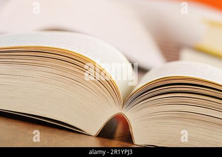 Composizione con i libri sul tavolo Foto Stock