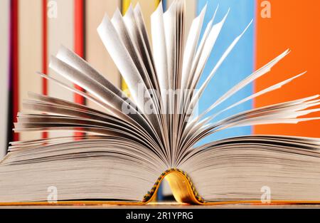 Composizione con i libri sul tavolo Foto Stock