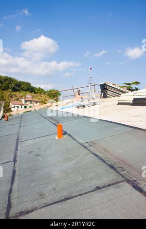 Cantiere italiano con tetto coperto con isolamento termico e pannelli in polistirene con membrana impermeabile Foto Stock