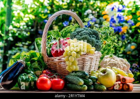 Varietà di prodotti freschi ortaggi e frutta in giardino. Alimentazione equilibrata Foto Stock