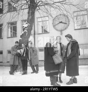 La moda adolescente negli anni '1950s. E '1956 e i giovani nel cortile della scuola sono vestiti nel duffel tipico del tempo. Un classico cappotto esterno in lana per uomo e donna. Il vestito era molto popolare per un certo numero di anni. Svezia 1956 Kristoffersson Ref BX50-4 Foto Stock