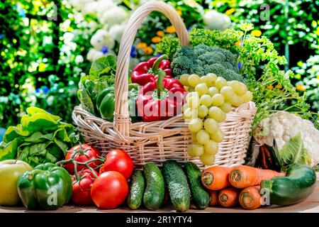 Varietà di prodotti freschi ortaggi e frutta in giardino. Alimentazione equilibrata Foto Stock