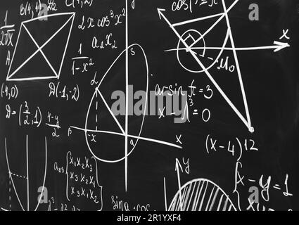 Diverse formule matematiche scritte con il gesso sulla lavagna Foto Stock