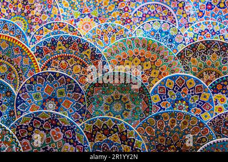 Colorati piatti in ceramica venduti nel souk di Dubai, Unied Emirati arabi Foto Stock