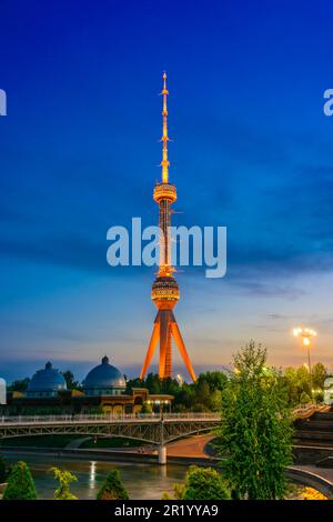 Tashkent torre televisiva visto dal parco presso il Memoriale per le vittime della repressione a Tashkent, Uzbekistan Foto Stock