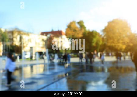 Vista offuscata della strada affollata nelle giornate di sole. Persone che camminano in città Foto Stock