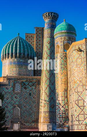 Architettura del Registan, un'antica piazza pubblica nel cuore dell'antica città di Samarcanda, Uzbekistan Foto Stock