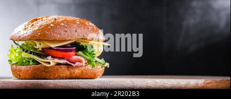 Sandwich con formaggio e prosciutto e verdure fresche Foto Stock