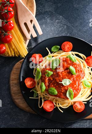 Composizione con un piatto di spaghetti bolognese Foto Stock