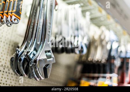 Strumenti messi in vendita in un negozio di hardware Foto Stock